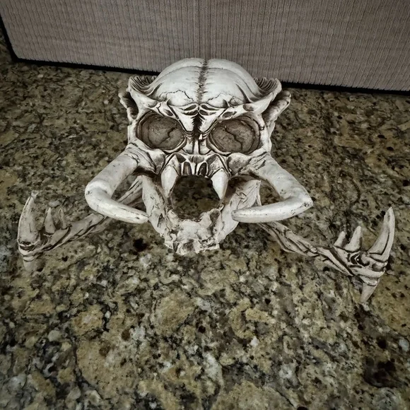 Predator skull Yautja Trophy from Alien vs. Predator and Predator movies Resin - Picture 3 of 10